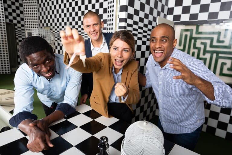 adultes participant à un escape game
