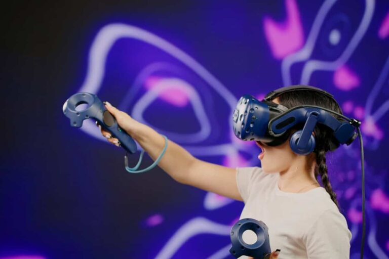 garçon avec un casque VR