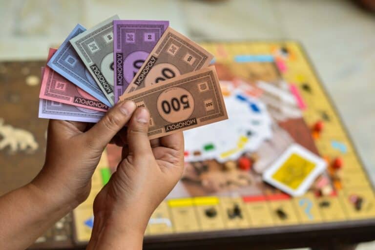 découvrez pourquoi le monopoly continue de captiver les générations depuis des décennies. plongez dans l'univers stratégique et ludique de ce jeu où l'entrepreneuriat et la compétition se rencontrent, faisant de chaque partie une expérience unique et inoubliable.