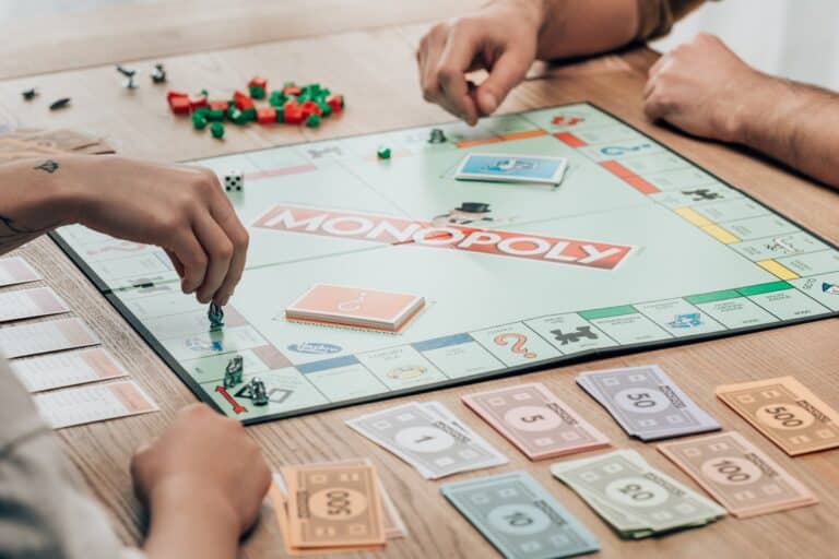 découvrez comment monopoly, emblème des jeux de société, a influencé la culture populaire et façonné notre société moderne. explorez son impact sur les valeurs économiques, les perceptions sociales et l'imaginaire collectif à travers les décennies.