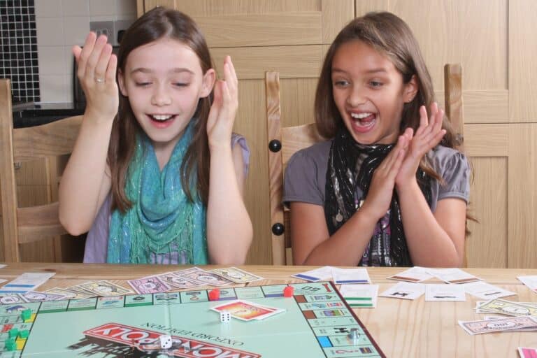 découvrez comment monopoly en famille crée des moments inoubliables en réunissant toutes les générations autour d'une partie passionnante. ce jeu intemporel favorise le partage, la stratégie et le plaisir, garantissant des rires et des souvenirs pour tous.