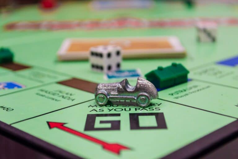 explorez l'évolution fascinante du monopoly depuis ses débuts jusqu'à nos jours, et plongez dans les anecdotes et les changements qui ont marqué ce jeu emblématique à travers les décennies.