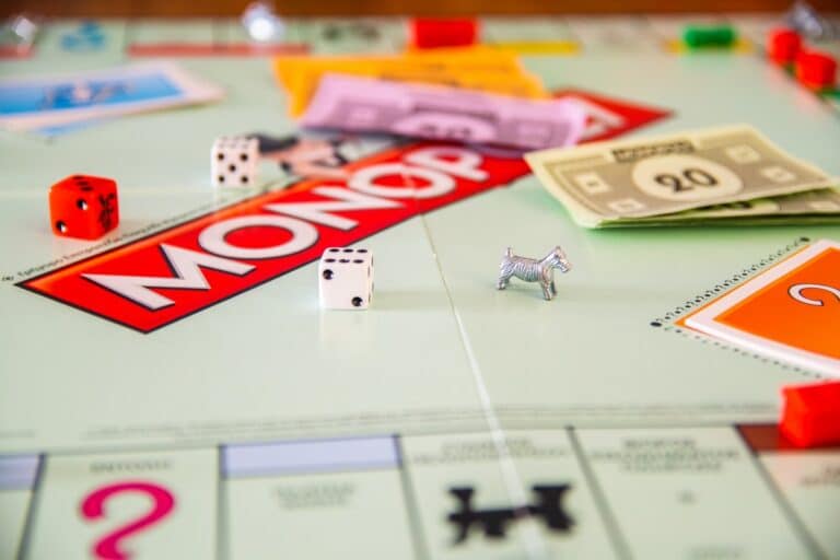 découvrez les astuces incontournables pour maîtriser le monopoly et surpasser vos adversaires. apprenez à gérer vos ressources, à négocier habilement et à élaborer des stratégies gagnantes pour prendre le contrôle du plateau et remporter la victoire à chaque partie.