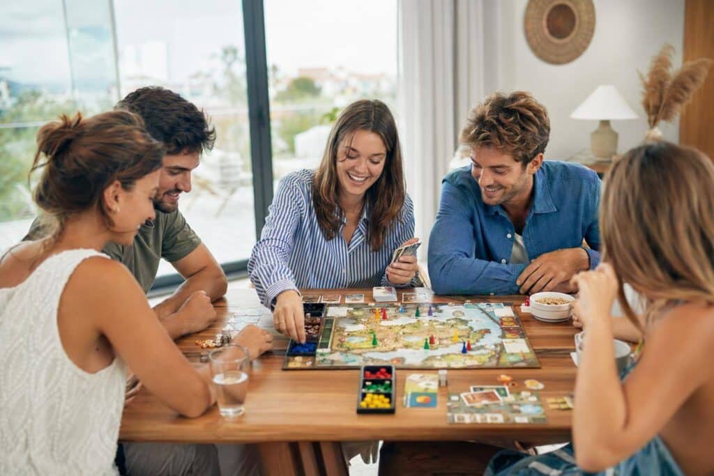 Quels jeux de société choisir pour animer les soirées de vacances ?
