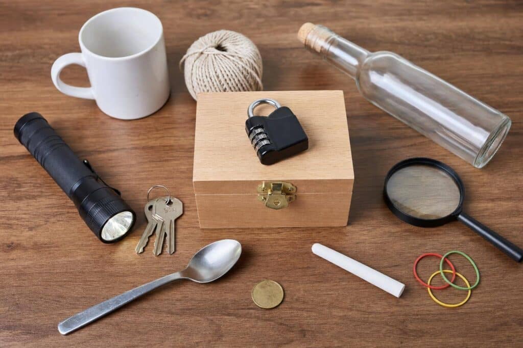 Comment fabriquer une énigme avec des objets du quotidien ?