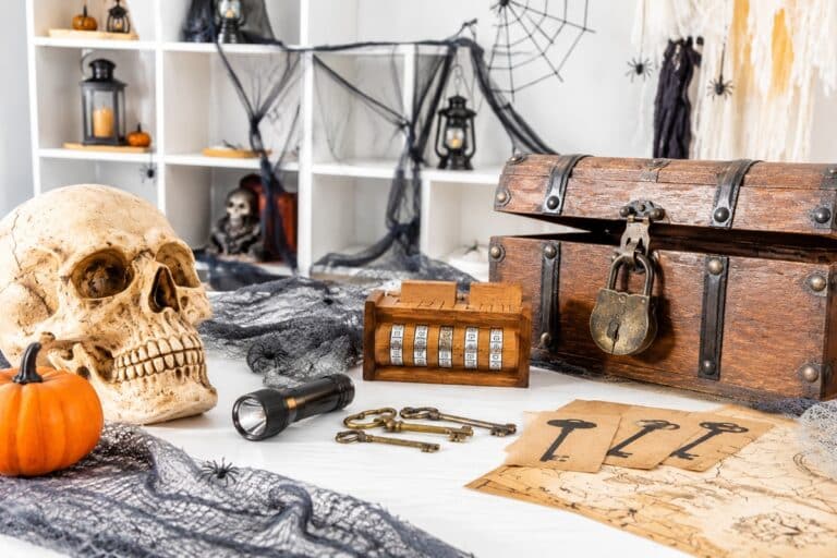 Escape game d’Halloween avec énigmes et accessoires effrayants