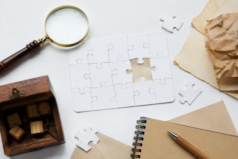 Une énigme de message caché composée de pièces de puzzle, d’une loupe et d’indices mystérieux
