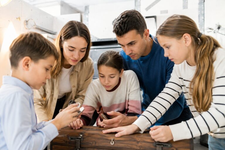 Une famille résout ensemble une énigme autour d’un coffre dans un escape game